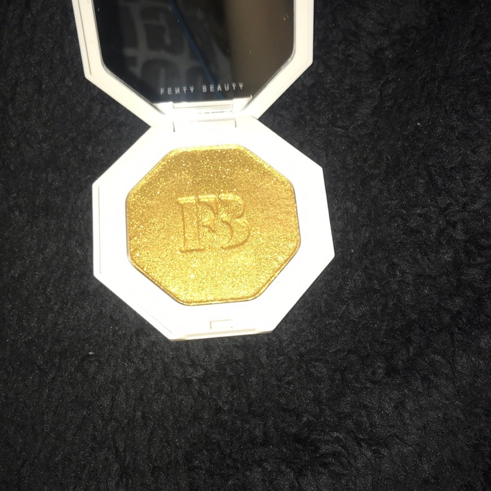 TROPHY WIFE FENTY BEAUTY HIGHLIGHTER